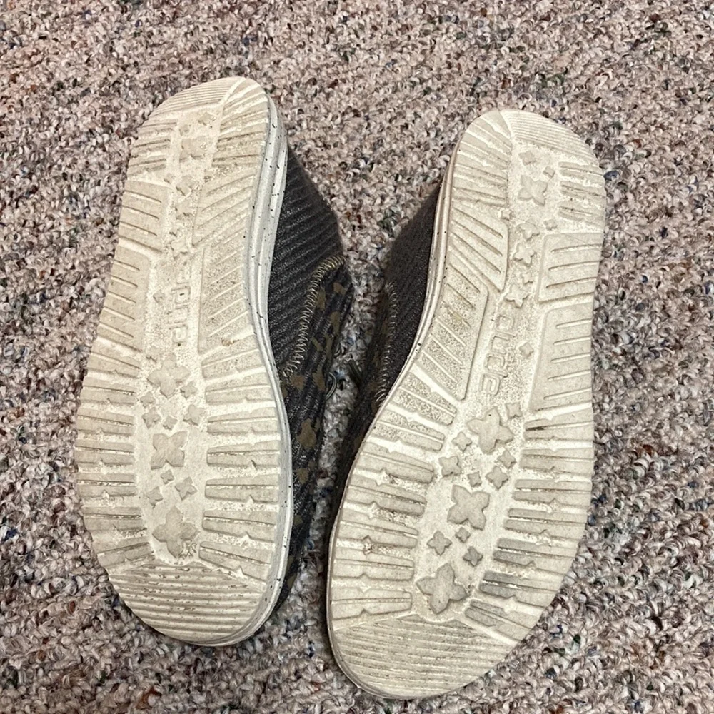 Shoes - Picture 2 of 5